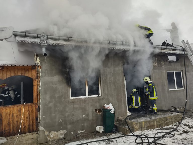 FOTO Două case din Cornu Luncii au fost incendiate intenționat, concomitent, în amiaza mare