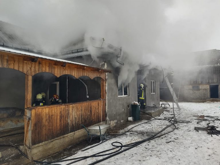 FOTO Un tânăr băut, care pomenea citate biblice, și-a dat foc la casă, cât și la locuința tatălui său