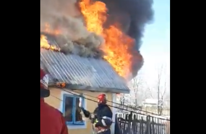 VIDEO O casă din Dolhești a fost incendiată intenționat