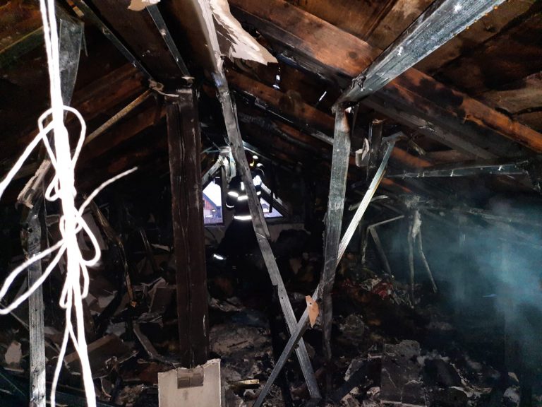 FOTO Incendiu izbucnit la o gospodărie din Mitocu Dragomirnei din cauza coșului de fum