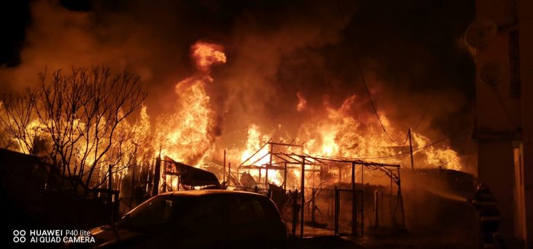 VIDEO FOTO 10 magazii din localitatea Molid au fost distruse în urma unui incendiu de proporții