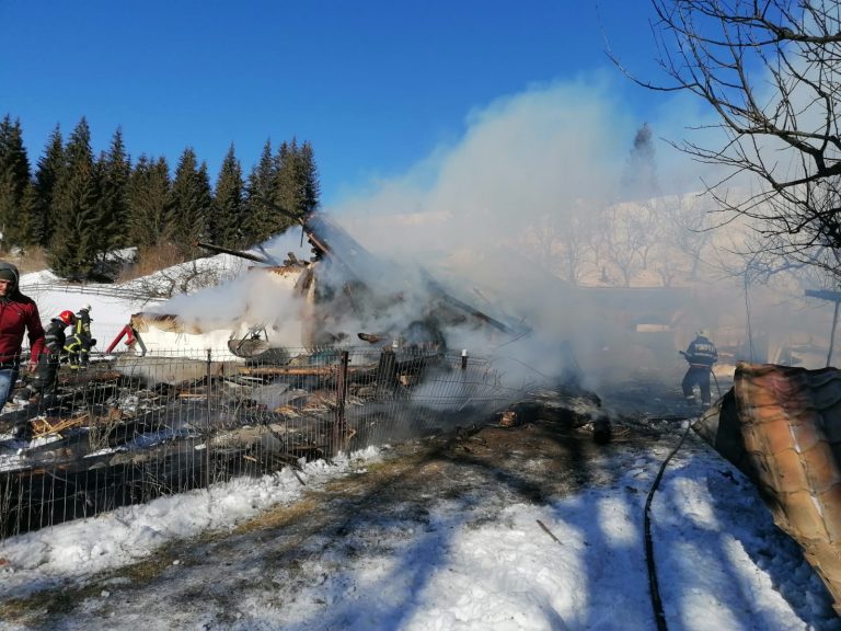 FOTO O casă din Straja a luat foc de la coșul de fum