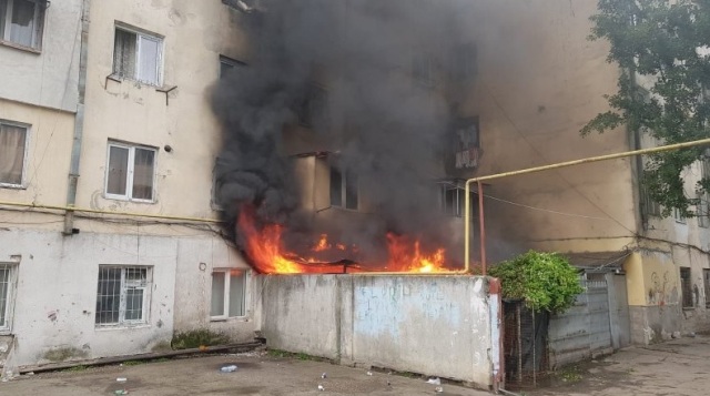 Trei puștani au dat foc în joacă la plasa de insecte de la geamul unui bătrân din Suceava