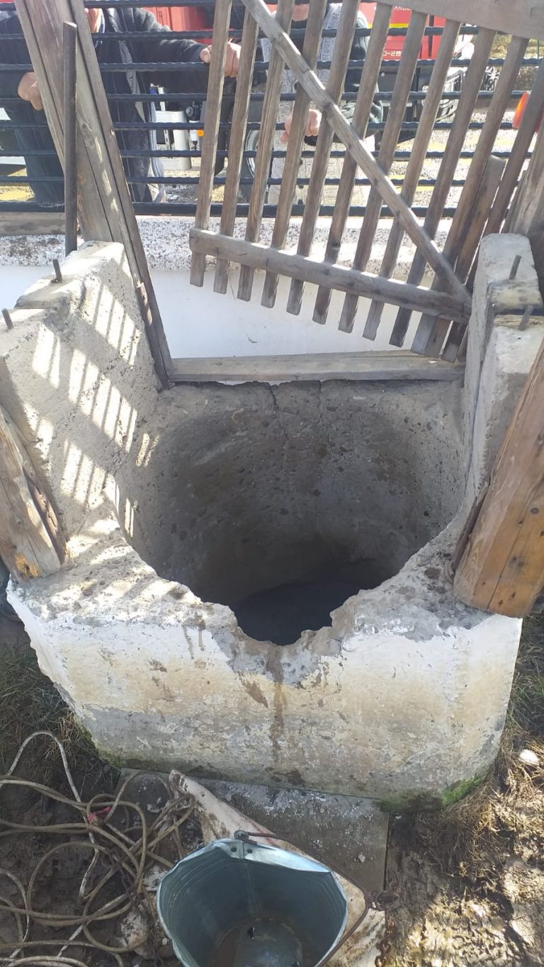 O bătrână a murit după ce a căzut într-o fântână, la Drăgoiești