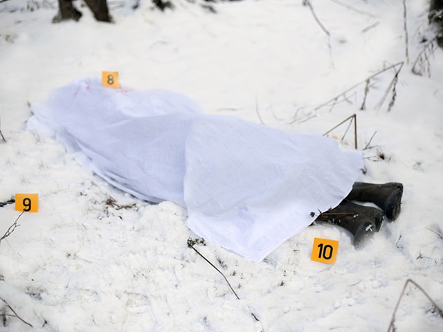 Un bărbat din Câmpulung Moldovenesc a fost găsit decedat în fața unei clădiri abandonate de la marginea orașului