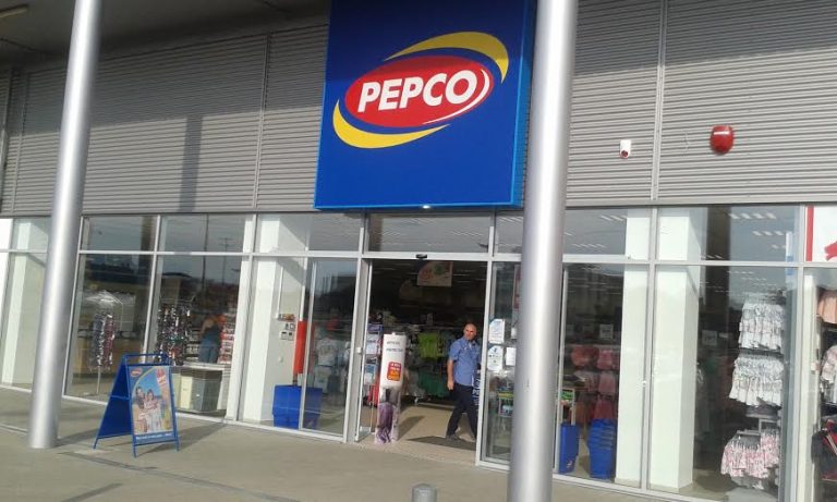 Accident în parcarea magazinului Pepco din Marginea. O femeie a fost lovită de o șoferiță neatentă