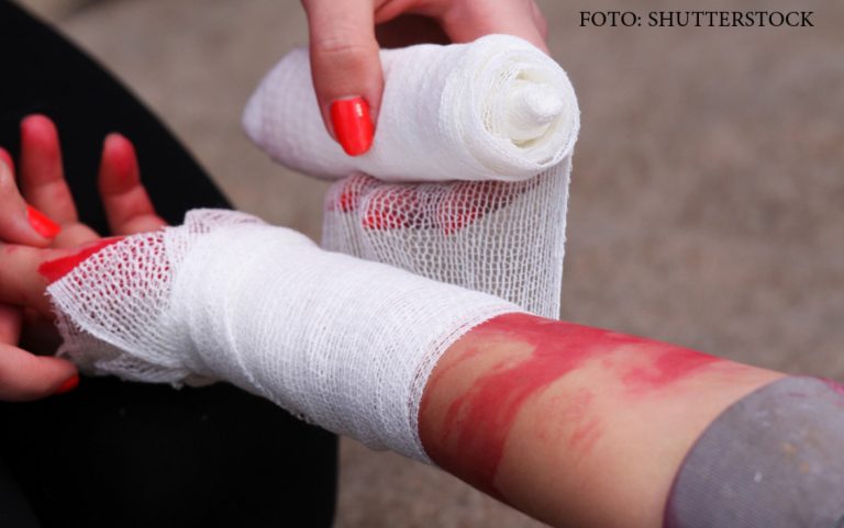 Un vicovean beat și-a tăiat două degete de la o mână