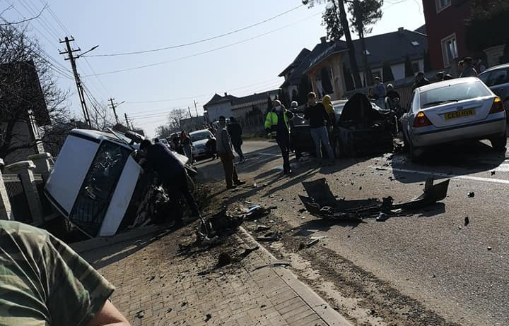 FOTO Planul Roșu de Intervenție a fost activat în urma unui grav accident produs la Arbore. 7 adulți și 19 copii au fost implicați