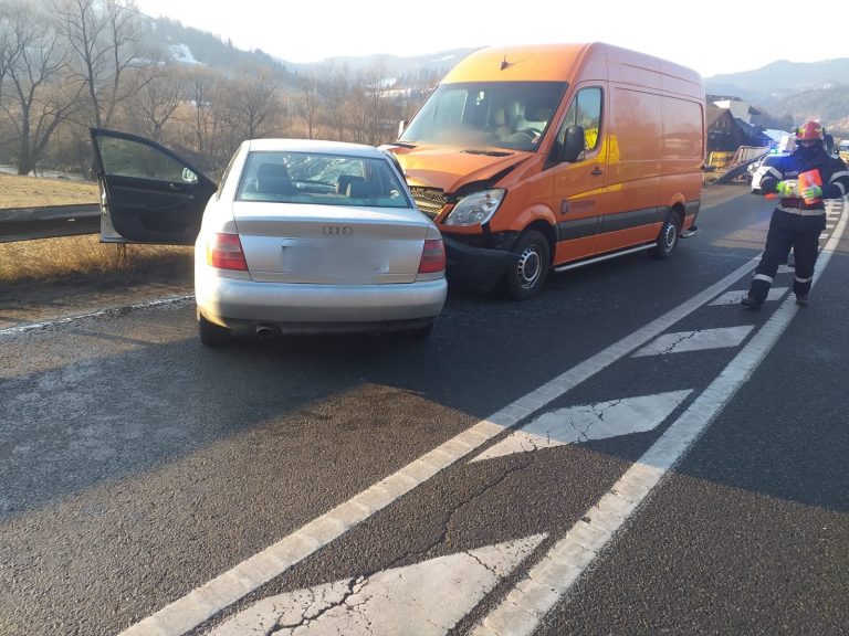 FOTO Accident cu trei răniți produs la ieșirea din Câmpulung Moldovenesc