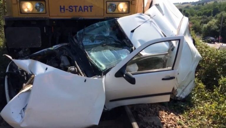 Mașină condusă de un individ rupt de beat și fără permis lovită de tren, la Păltinoasa