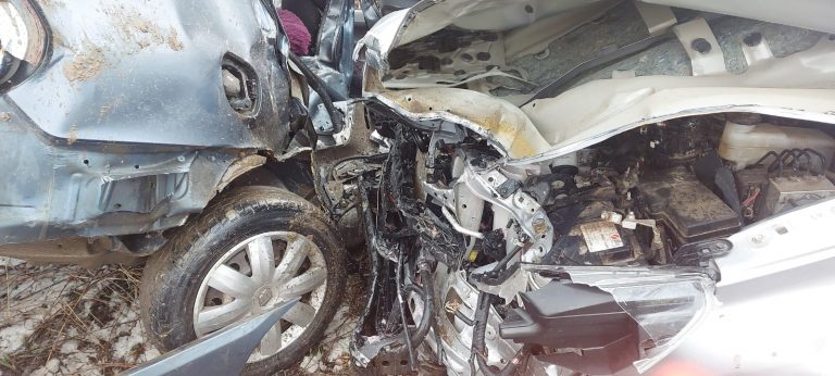 Un tânăr băut din Frasin a produs un accident cu trei răniți, la Capu Codrului, după o depășire neregulamentară