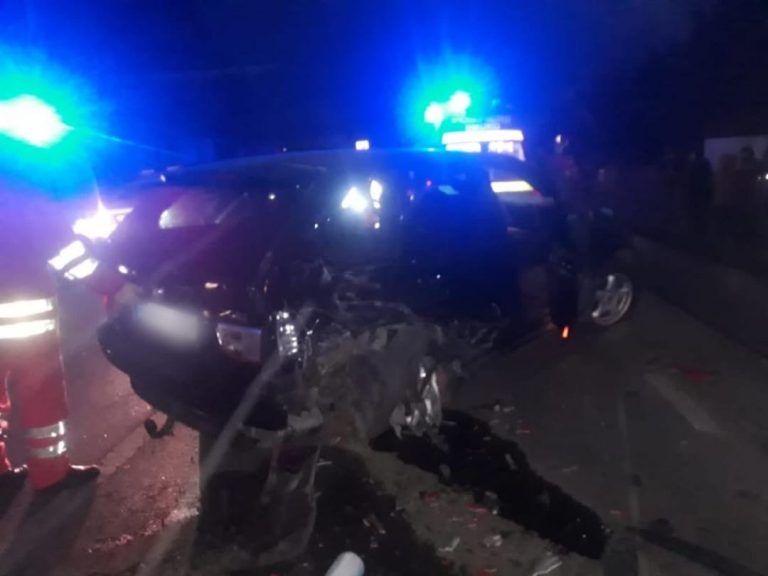 FOTO Accident cu cinci răniți produs în fața fostei primării din Salcea de către un șofer care a pătruns cu mașina pe contrasens
