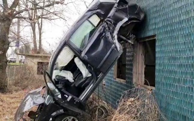 Un șofer s-a cocoțat cu mașina pe o casă din cauză că se grăbea să-și recupereze adeverința uitată la locul de muncă (NAȚIONAL)