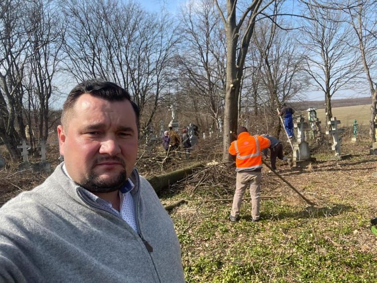 FOTO Cimitirul din Lipoveni a intrat într-un amplu proces de igienizare: „Sperăm și ne dorim ca în continuare să fim la fel de uniți și doritori de a face ceva folositor pentru localitate”
