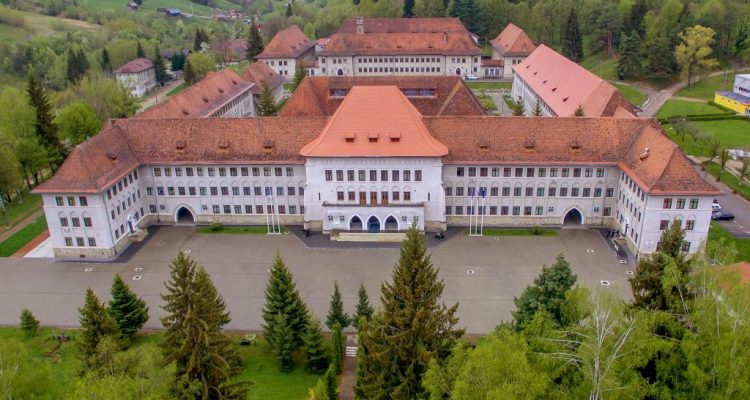 Bucătăreasa de la cantina Colegiului Militar „Ștefan cel Mare” din Câmpulung Moldovenesc a suferit un accident de muncă