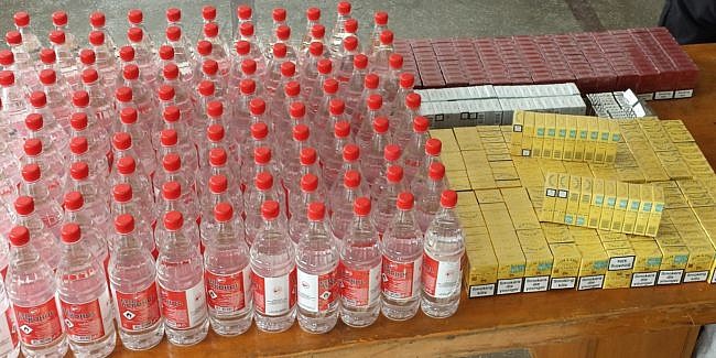Țigări și alcool de contrabandă descoperite într-un magazin din Frumosu