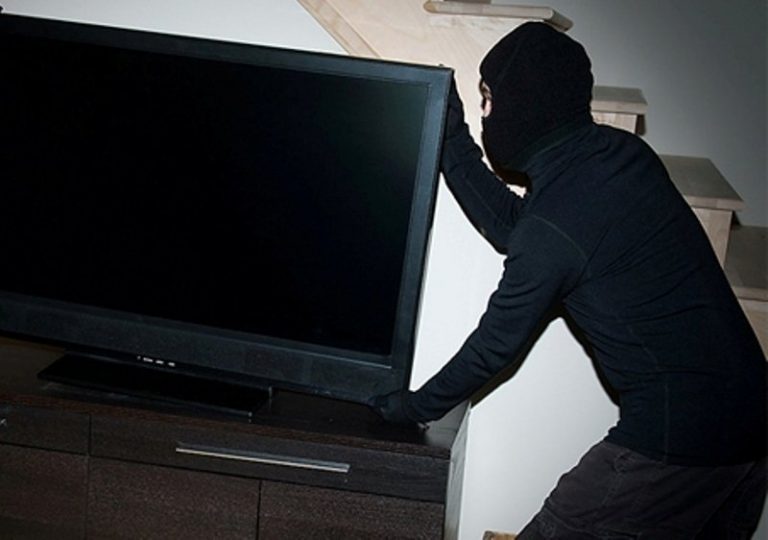 Hoții au fugit cu un televizor și un pat dintr-o casă din Dolhești