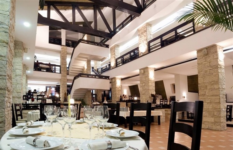 Botez cu 40 de participanți organizat la Restaurantul Sofia din Sucevița a fost întrerupt de polițiști