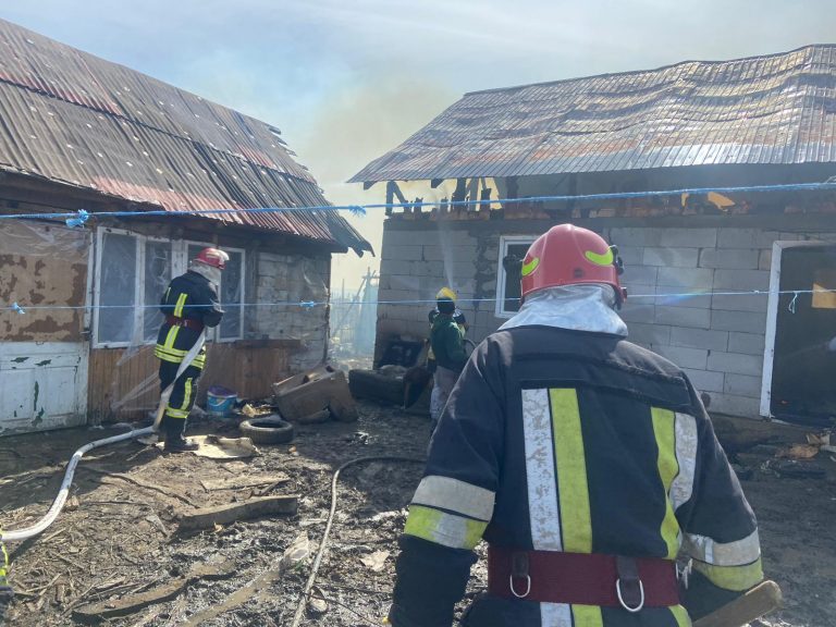 FOTO O casă din Arbore a fost incendiată intenționat