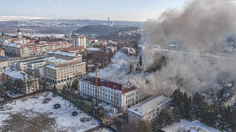 FOTO Incendiul de la Palatul Administrativ al județului Suceava a pornit de la grupurile sanitare la mansarda clădirii