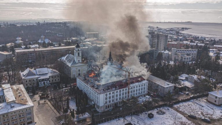 VIDEO FOTO Circa 2.000 de metri pătrați din acoperișul clădirii Palatului Administrativ al județului Suceava au fost distruși în urma incendiului puternic din această dimineață: „Este o clădire de patrimoniu, cea mai importantă clădire din județul Suceava”