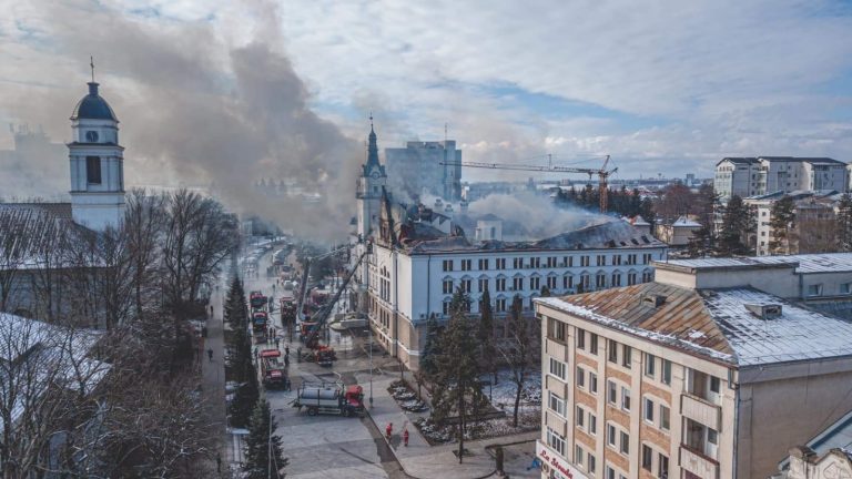 UPDATE VIDEO Incendiul de la Palatul Administrativ al județului Suceava a fost stins de pompieri