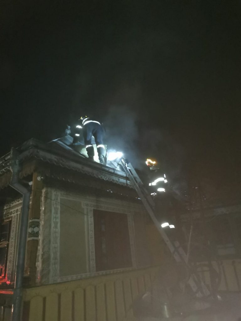 FOTO Incendii pornite de la coșuri de fum la Valea Moldovei și Bucșoaia