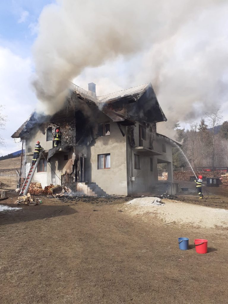 FOTO Acoperișul unei case din Vama a fost distrus de un incendiu