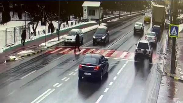 VIDEO Femeia lovită de mașină pe trecerea de pietoni din fața Spitalului Județean Suceava traversa regulamentar strada. Victima este în stare gravă al spital