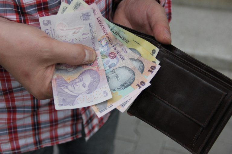 Un bărbat din Mitocu Dragomirnei a rămas fără banii din portofel după ce a mers la băut la un bar din  zona Gării Burdujeni