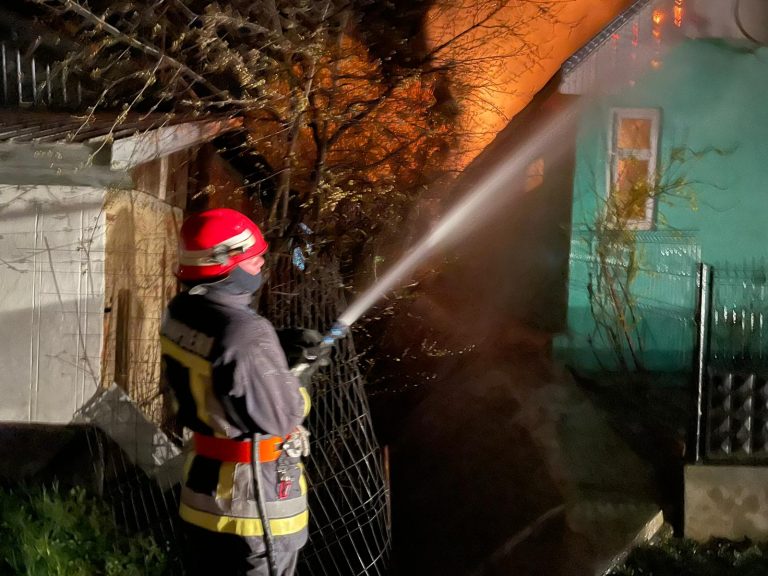 O cabană a luat foc lângă pârtia de schi din Mălini