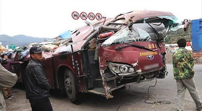VIDEO 11 morți și 19 răniți, după ce un camion s-a lovit frontal cu un autobuz (INTERNAȚIONAL)