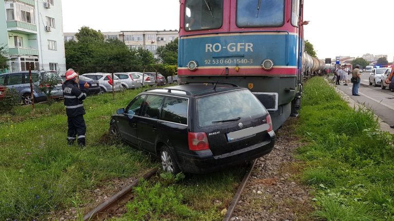 Patru persoane au scăpat cu viață ca prin minune după ce o mașină a fost lovită de tren, la Vatra Dornei