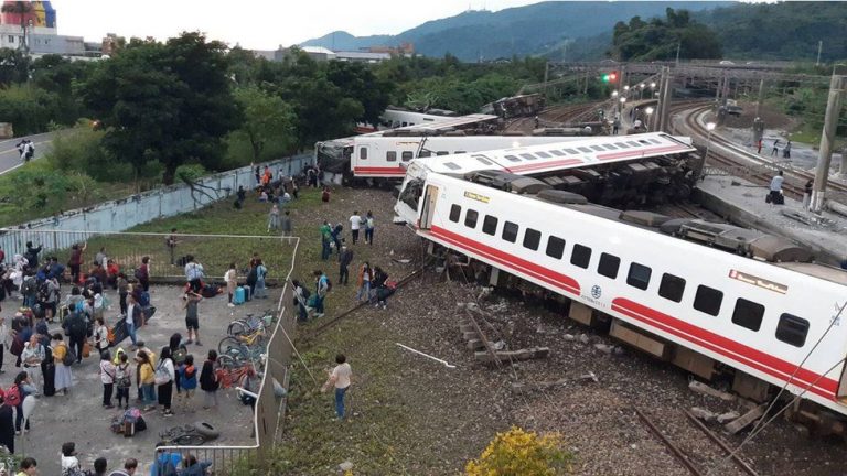 Cel puțin 36 de persoane au murit după ce un tren a deraiat într-un tunel (INTERNAȚIONAL)