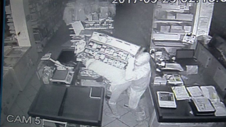 Doi băietani de 13 și 14 ani au furat o sticlă de vin dintr-un magazin din Frătăuții Vechi