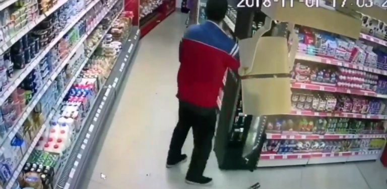 Un hoț a furat șapte napolitane și un pachet de cafea dintr-un magazin din Rădăuți