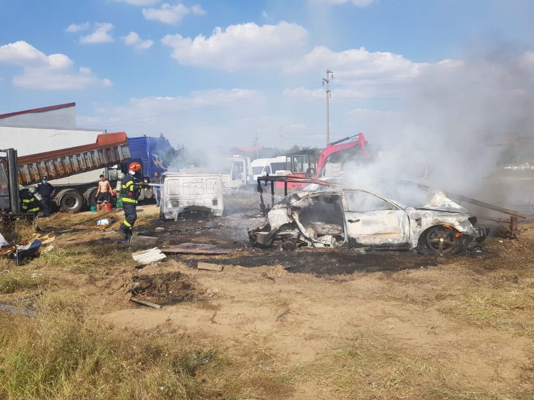 Incendiul în curtea fostei fabrici de încălțăminte Strădunița. Două caroserii de mașină au luat foc de la o țigară aruncată aiurea