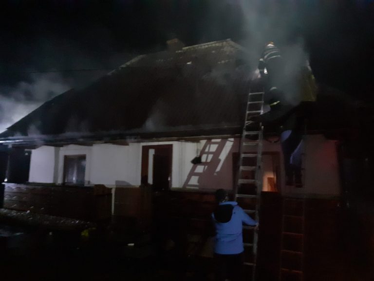 FOTO Casa unei bătrâne de 92 de ani din Voitinel a fost cuprinsă de flăcări