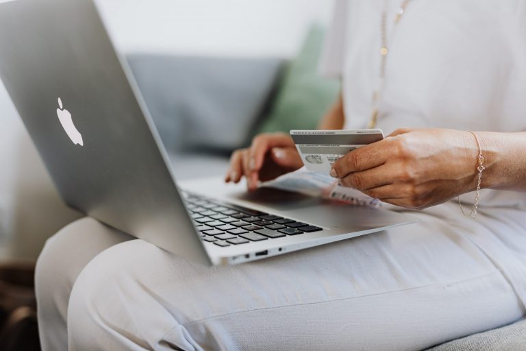 Un sucevean și-a reclamat fiica pentru că i-a furat un laptop