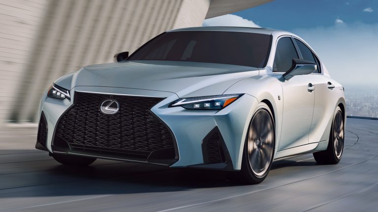 Lexus de 20.000 de euro furat din Spania depistat pe o stradă din Suceava