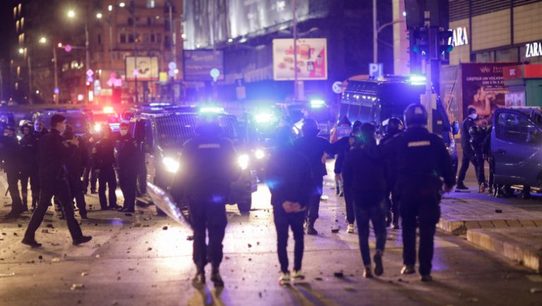 14 protestatari implicaţi în violenţele din Capitală au fost arestaţi preventiv (NAȚIONAL)