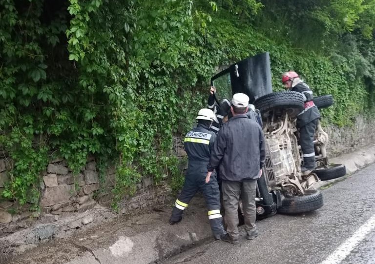 O șoferiță s-a răsturnat cu mașina în Pasul Mestecăniș
