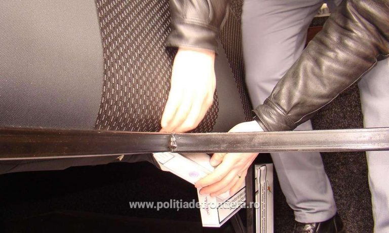 Țigări de contrabandă descoperite în spatele scaunelor unui microbuz, în Vama Siret