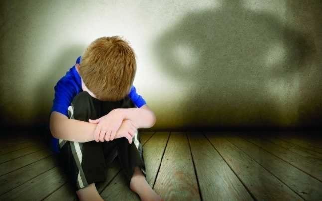 O bestie din Cârlibaba l-a obligat pe fiul concubinei sale, în vârstă de 6 ani, să întrețină relații sexuale orale cu el