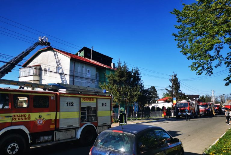 VIDEO FOTO Mansarda unui bloc din Boroaia a luat foc de la coșul de fum