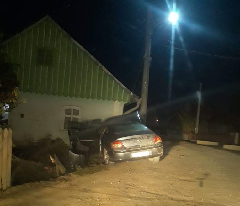 Patru persoane au fost rănite după ce un șofer beat s-a izbit cu mașina într-o casă, la Pătrăuți, după care a fugit de la locul accidentului