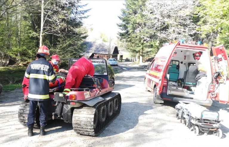 VIDEO FOTO Un bătrân de 71 de ani din Vicovu de Jos a ajuns la spital după ce s-a răsturnat cu tractorul cu care transporta ilegal lemne