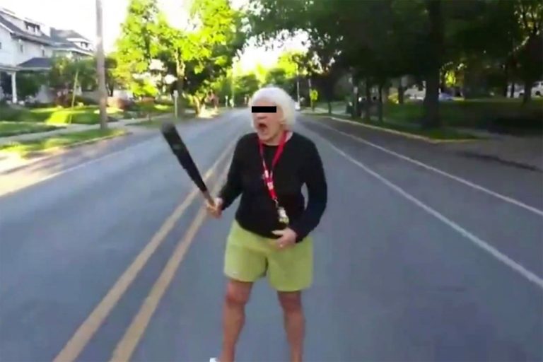 O femeie din Dărmănești a reclamat că a fost bătută de soacra ei, în vârstă de 79 de ani