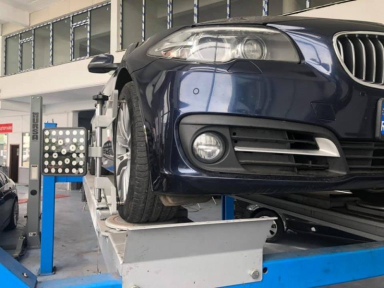 Un vicovean a fost rănit după ce un BMW a căzut peste el