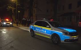 Scene desprinse din filmele cu proști într-o spălătorie din Vicovu de Jos. Un tânăr a căzut în nas după ce s-a speriat de polițiști